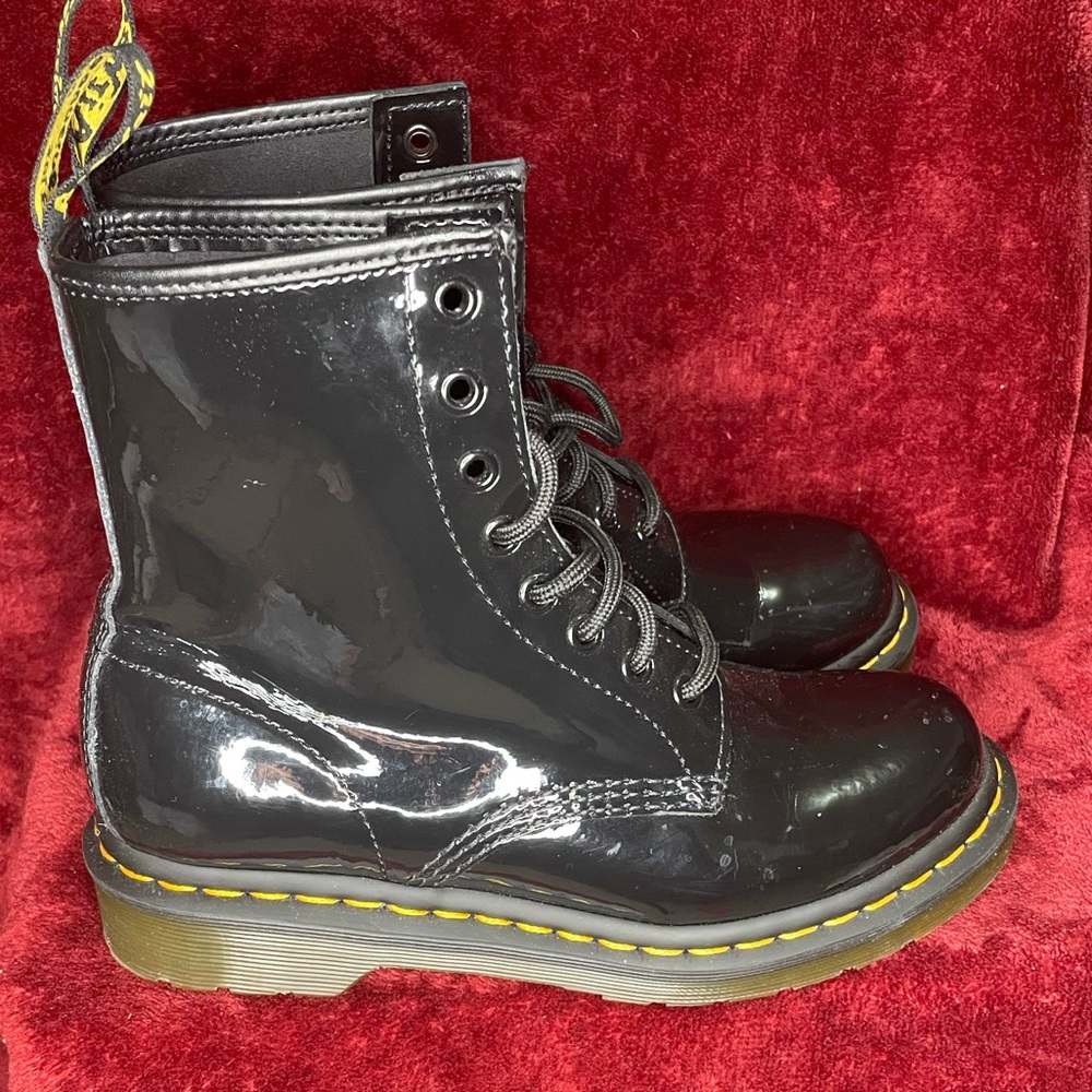 Women’s Dr. Martens Patent Leather Air Walker Boot - Size 7.5 🖤